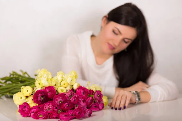 Vrouw met bloemen — Stockfoto