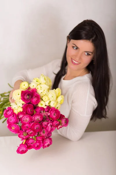 Mujer con flores — Foto de Stock