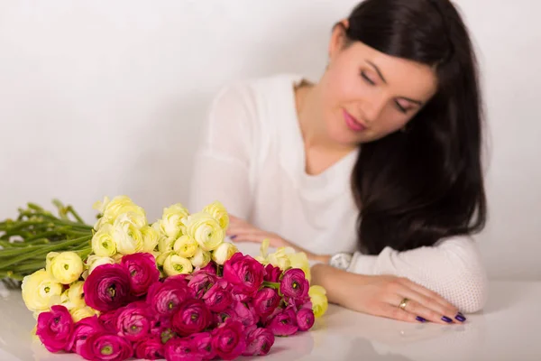 Vrouw met bloemen — Stockfoto