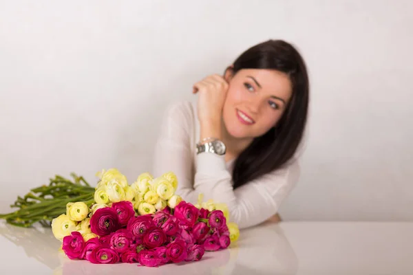 Vrouw met bloemen — Stockfoto