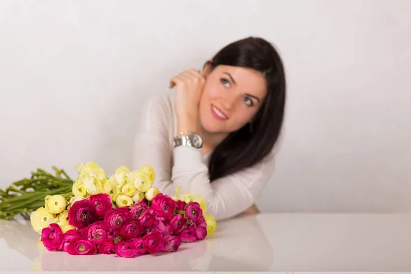 Woman with flowers — Stock Photo, Image