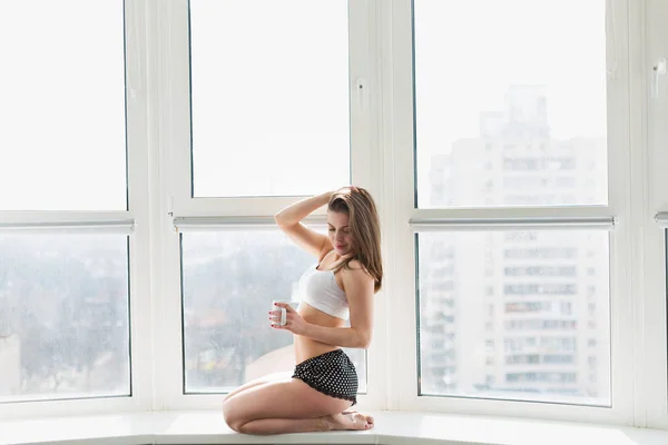 Mujer despertando temprano en la mañana — Foto de Stock