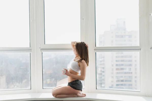 Mujer despertando temprano en la mañana — Foto de Stock