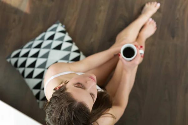 Жінка п'є ранкову каву — стокове фото