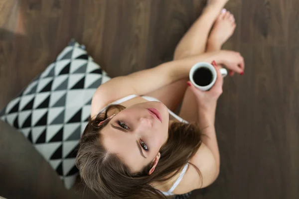 Mooie vrouw met koffie in de ochtend — Stockfoto