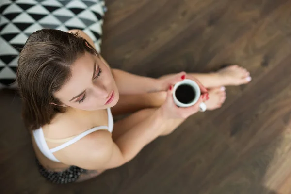 Mulher bonita tomando café pela manhã — Fotografia de Stock