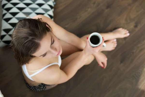 Mooie vrouw met koffie in de ochtend — Stockfoto