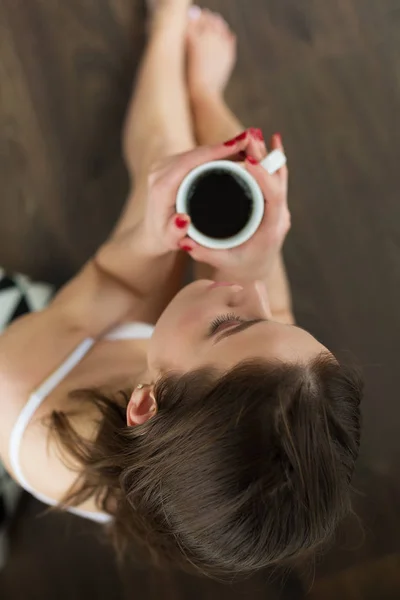 Mooie vrouw met koffie in de ochtend — Stockfoto