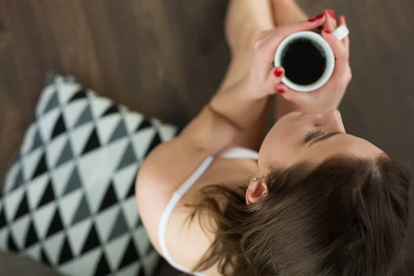 Красива жінка з кавою вранці — стокове фото