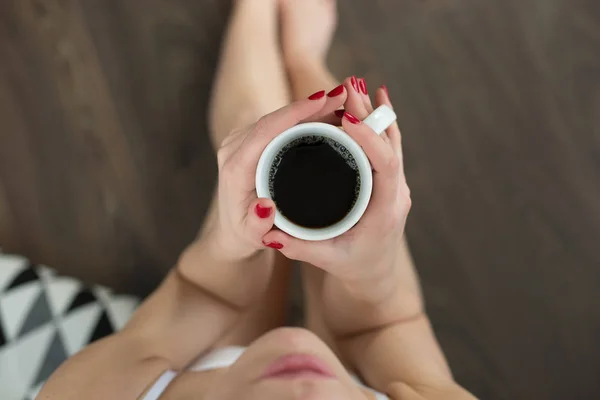 Mooie vrouw met koffie in de ochtend — Stockfoto