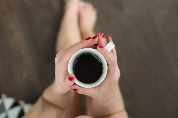 Bella donna che prende un caffè al mattino — Foto Stock