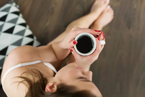 Hermosa mujer tomando café por la mañana — Foto de Stock