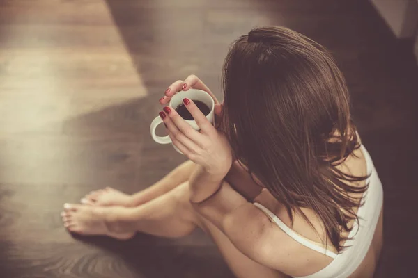 Bella donna che prende un caffè al mattino — Foto Stock