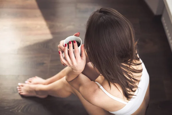 Hermosa mujer tomando café por la mañana — Foto de Stock