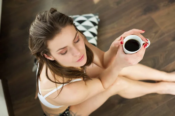 Mooie vrouw met koffie in de ochtend — Stockfoto