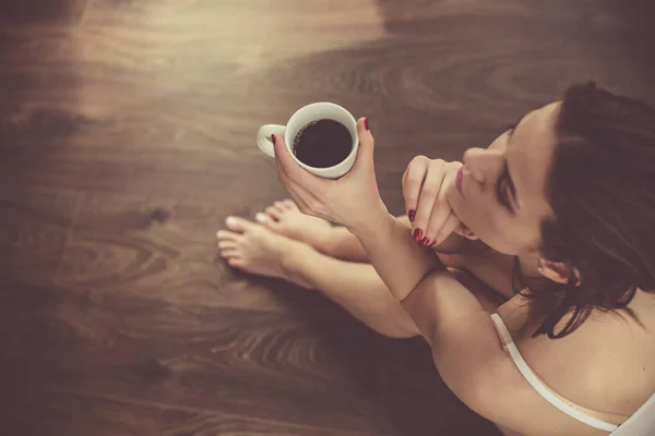 Mooie vrouw met koffie in de ochtend — Stockfoto
