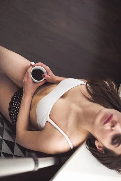 Hermosa mujer tomando café por la mañana — Foto de Stock