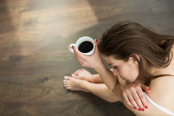 Vrouw die ochtendkoffie drinkt — Stockfoto