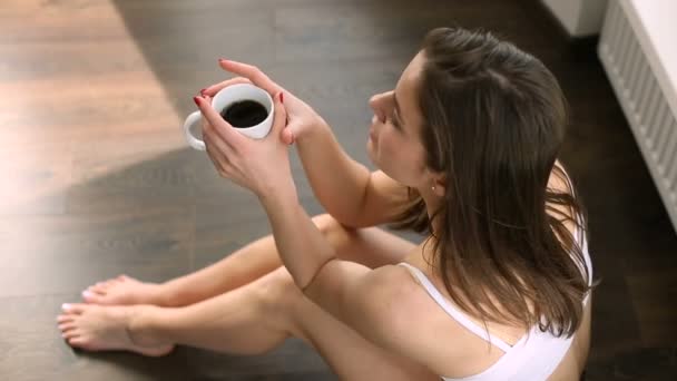 Vacker ung kvinna dricka kaffe — Stockvideo