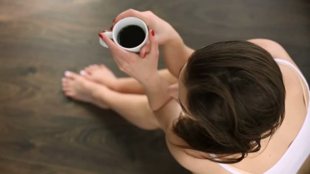 Bela jovem mulher bebendo café — Vídeo de Stock