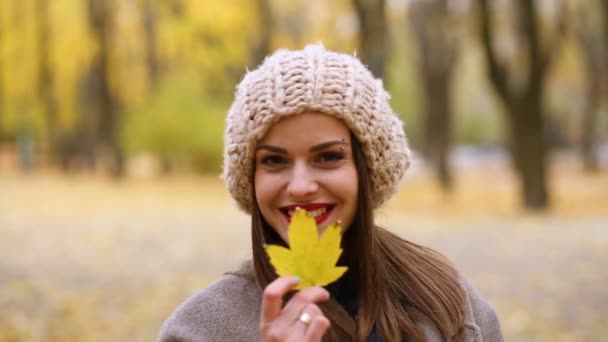 Vrouw in het herfstpark — Stockvideo