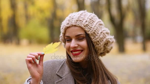 Woman in the autumn park — Stock Video