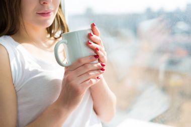 Sabahları kahve içen kadın.