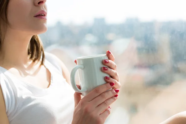 Vrouw die 's morgens koffie drinkt — Stockfoto