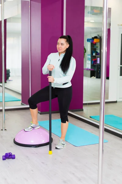 Woman working out with body bar — Stock Photo, Image