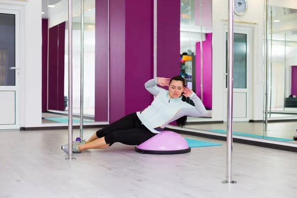 Woman working out with body bar — Stock Photo, Image