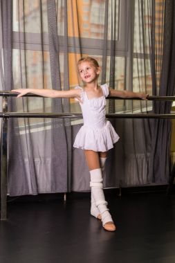 Dans stüdyosunda küçük bir balerin.