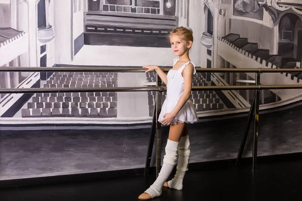 Pequeña bailarina en un estudio de baile —  Fotos de Stock