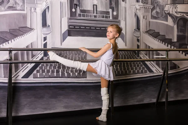 Pequeña bailarina en un estudio de baile —  Fotos de Stock