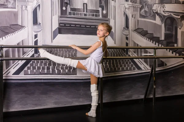 Pequeña bailarina en un estudio de baile —  Fotos de Stock