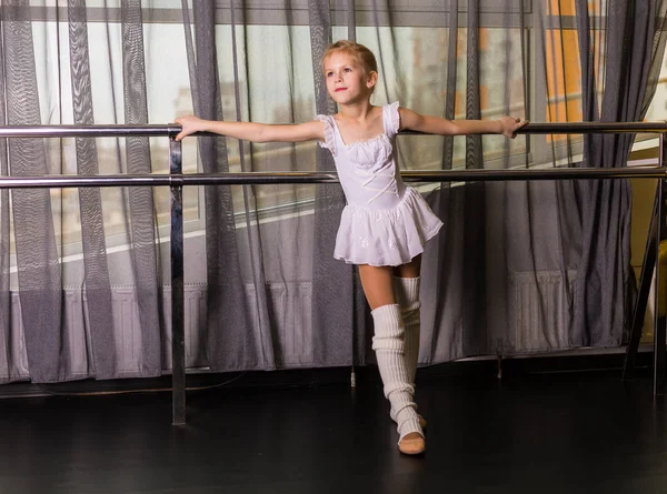 Pequeña bailarina en un estudio de baile —  Fotos de Stock