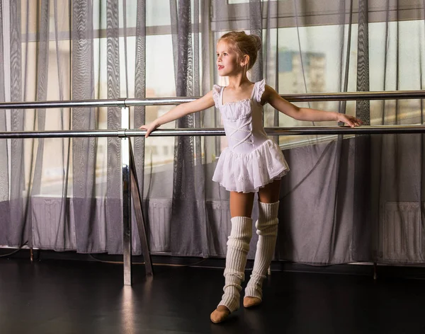 Pequeña bailarina en un estudio de baile —  Fotos de Stock