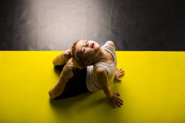 Küçük çocuk dansçı bir dans stüdyosu