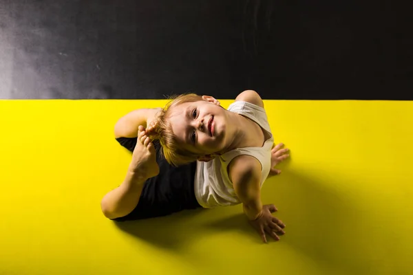 Küçük çocuk dansçı bir dans stüdyosu — Stok fotoğraf