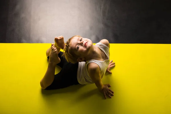 Küçük çocuk dansçı bir dans stüdyosu — Stok fotoğraf