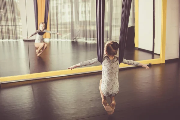Bir hava yoga hamakta küçük dansçı — Stok fotoğraf