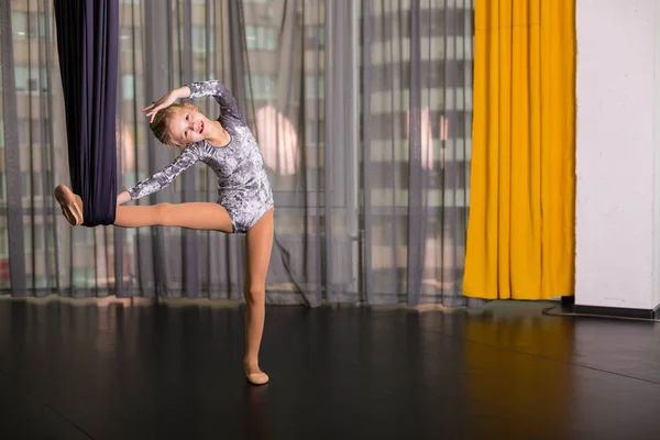 Pequeña bailarina en una hamaca de yoga aérea —  Fotos de Stock