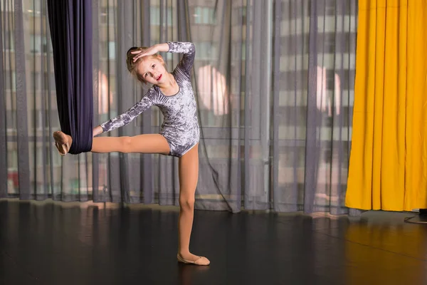 Pequeña bailarina en una hamaca de yoga aérea —  Fotos de Stock