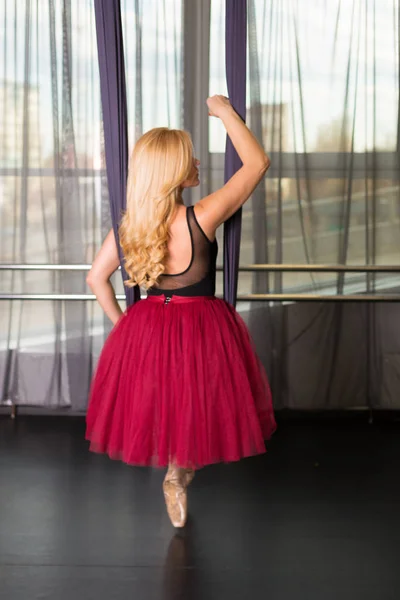Dancer in the studio — Stock Photo, Image