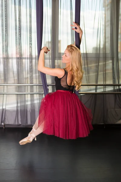 Bailarina en el estudio —  Fotos de Stock