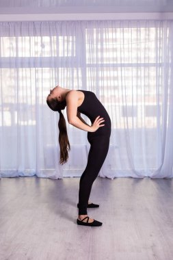 Stüdyoda uzanan kadın