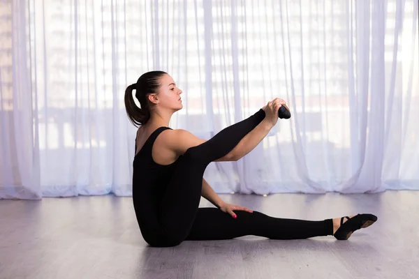 Woman stretching in the studio — Stock Photo, Image