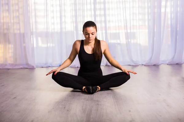 Woman stretching in the studio — Stock Photo, Image