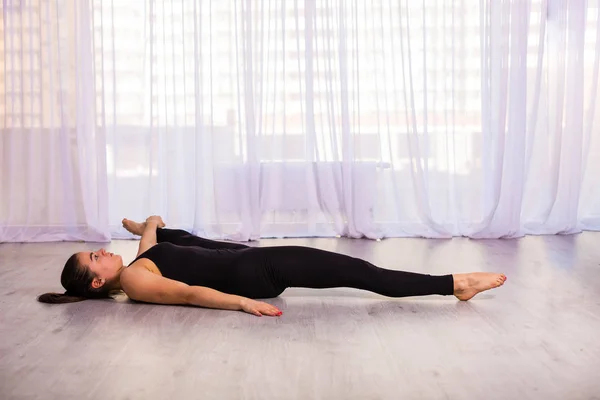 Mujer estirándose en el estudio —  Fotos de Stock