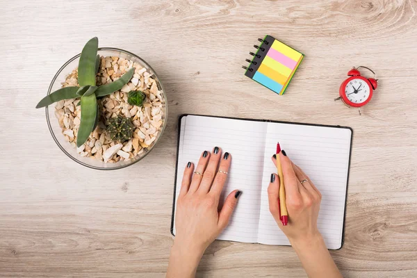 Escritorio de oficina con papelería — Foto de Stock