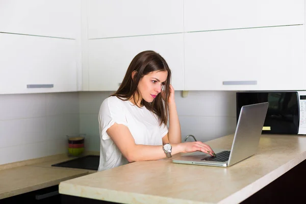 Vrouw aan de laptop — Stockfoto